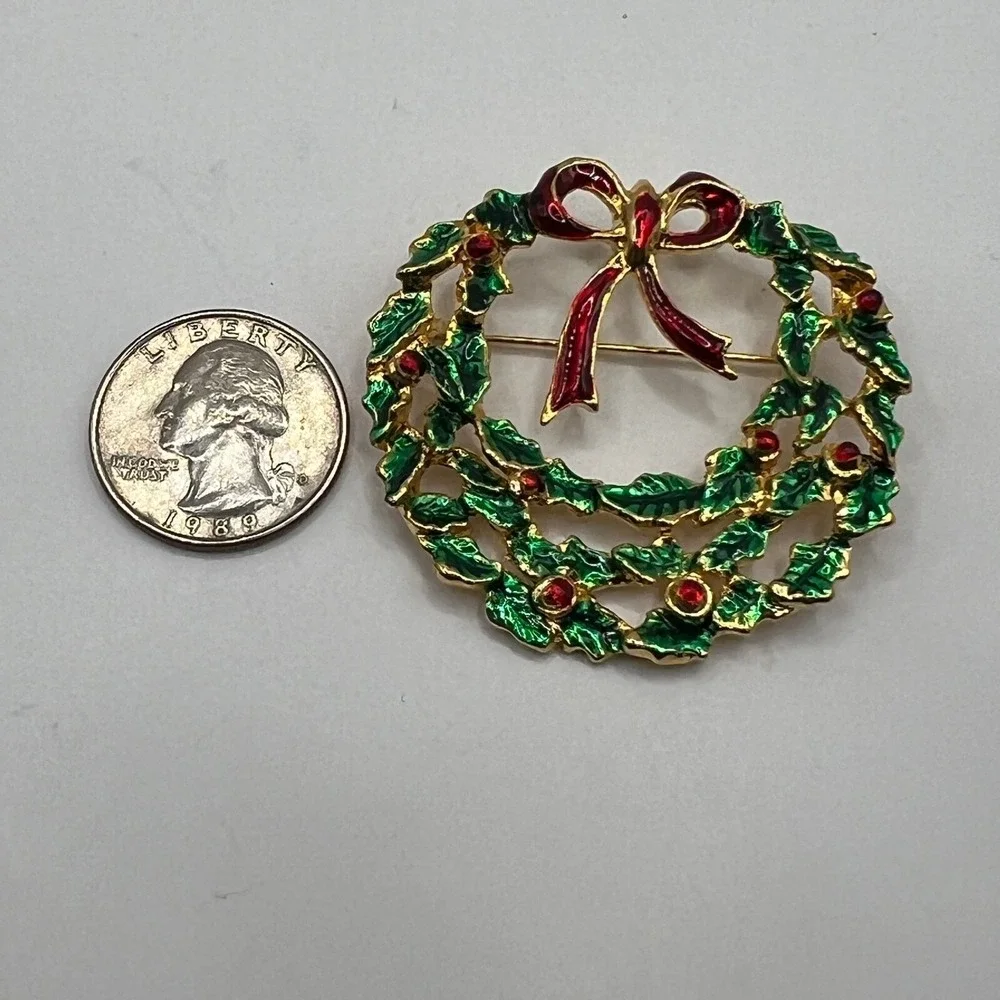 Vintage Christmas Wreath Brooch Geen Red Enamel Gold‎ Tone Pin